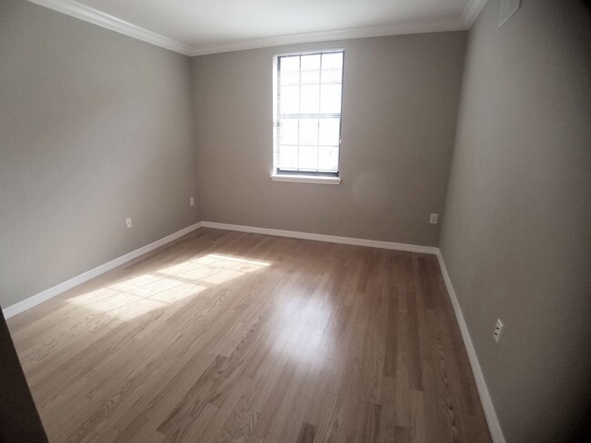 Building Photo - For Rent Beautiful 2/2 first floor condo w...