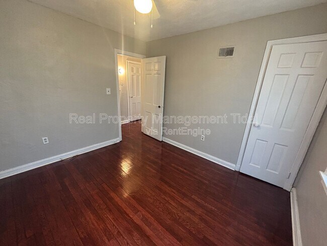 Building Photo - 1624 Rolfe Pl