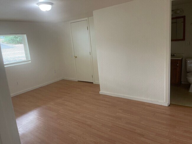 Building Photo - Large downstairs 4 Bedroom apartment in Winston