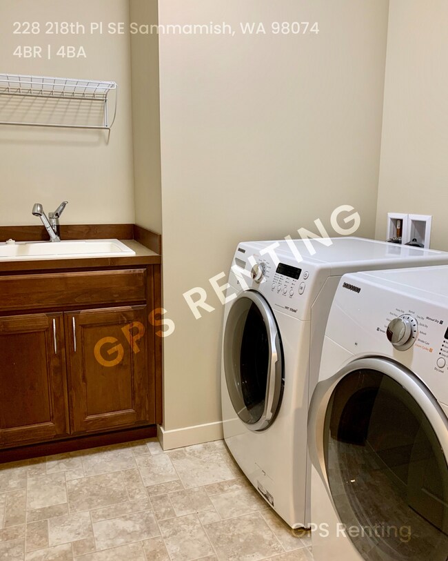 Building Photo - Available Now! Spacious 4BR Home in Pine M...