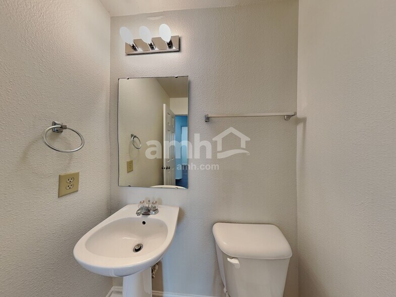 Building Photo - 524 Bridgewater Dr