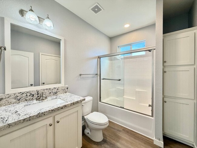 Building Photo - 80 Huntington St