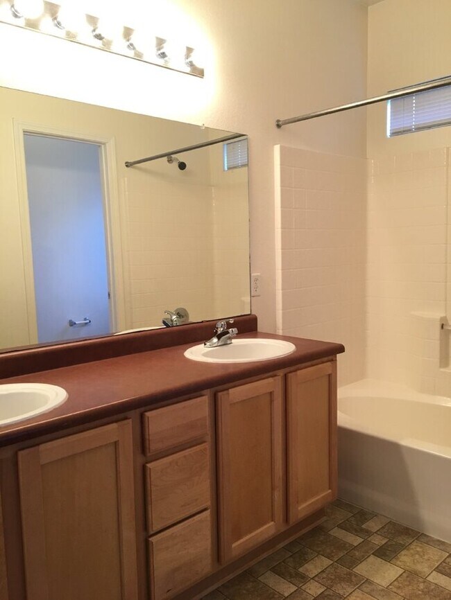 Building Photo - 3BR/2Living in Enchanted Hills!