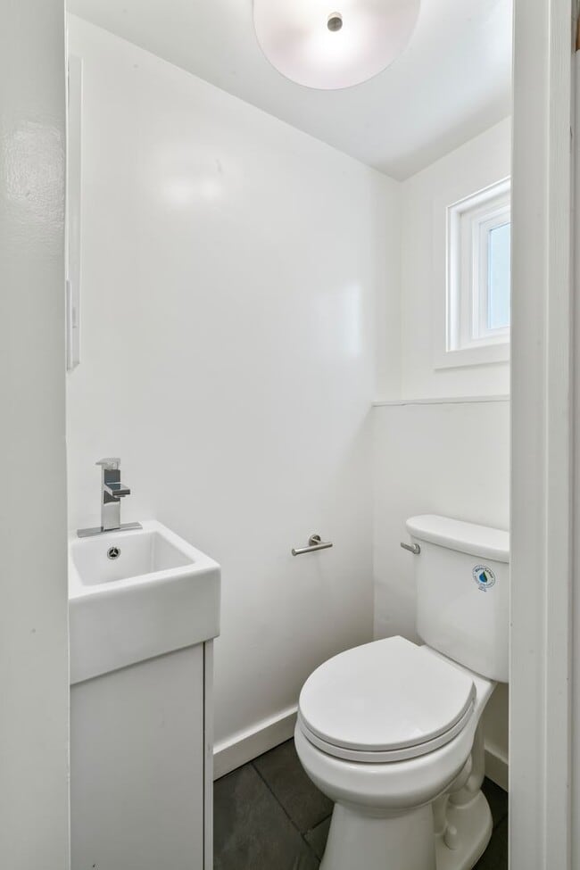 Building Photo - Remodeled 4Bd/2.5Ba Single-Family Home in ...