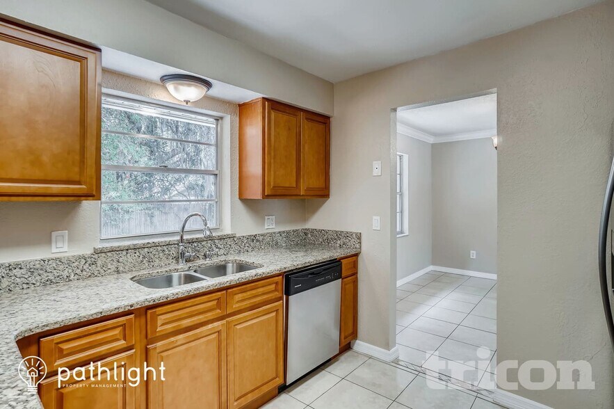 Building Photo - 842 Benchwood Ct