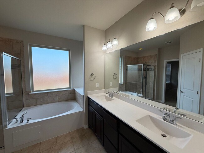 Building Photo - Beautiful 4 Bedroom Home in Mustang Schools