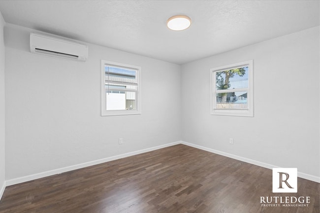 Building Photo - NEWLY REMODELED 3 bedroom home in Medford!