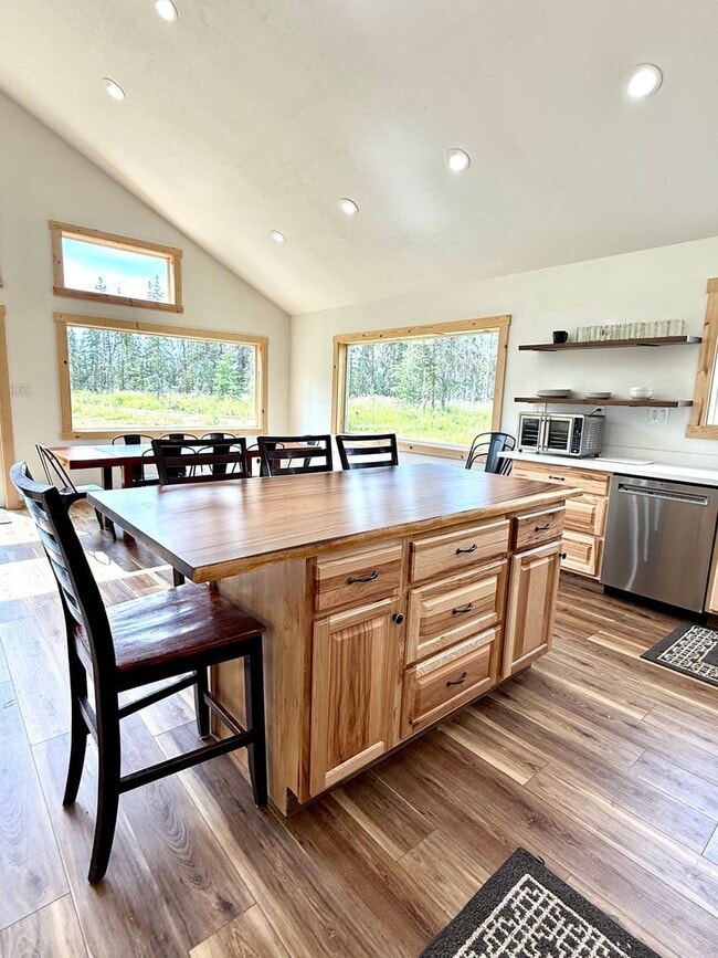 Building Photo - LIKE NEW K-BEACH HOME!