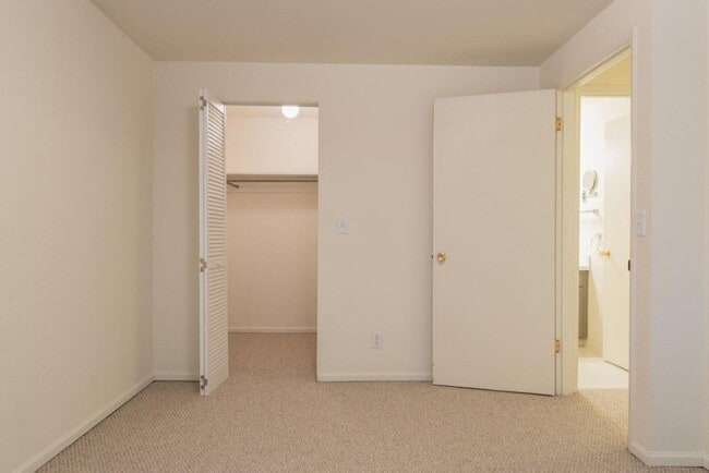 Building Photo - 3Bd/2.5Ba Seattle Duplex