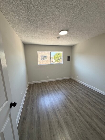 Building Photo - 609 W 94th St