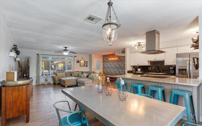 Building Photo - 8401 E Bonita Dr