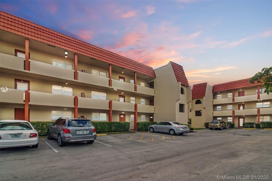 Building Photo - 8435 Sunrise Lakes Blvd
