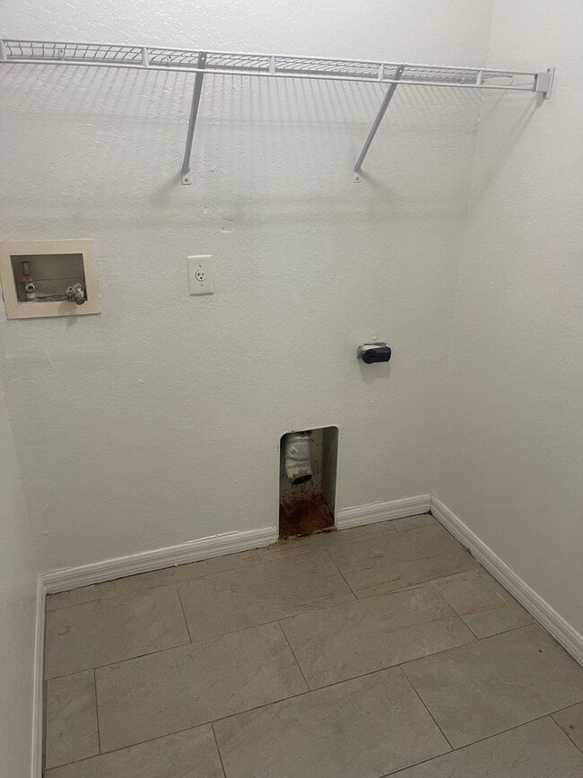 Building Photo - 4 Bedroom 2 Bath