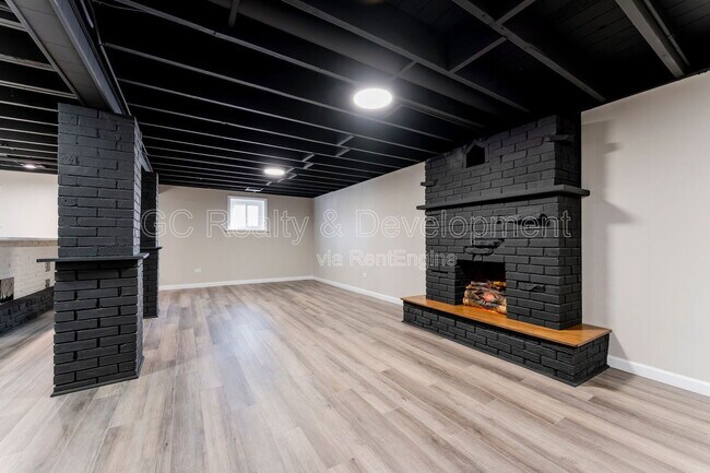 Building Photo - 3303 Division St