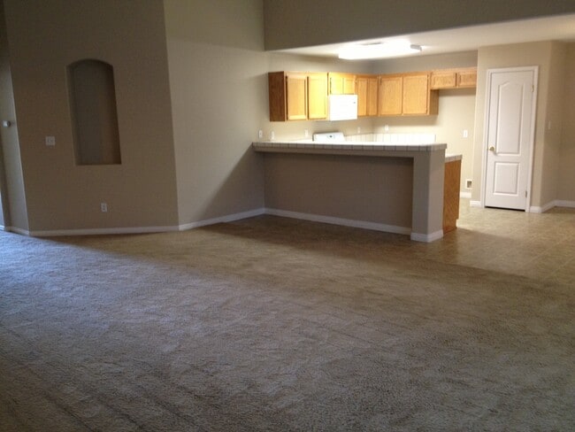 Building Photo - Beautiful NW Home 5 bed/2 bath $2750 Depos...