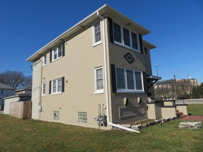 Building Photo - 118 N 12th Ave