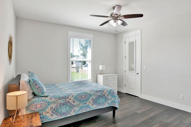 Building Photo - 3 bed East Hill Townhome