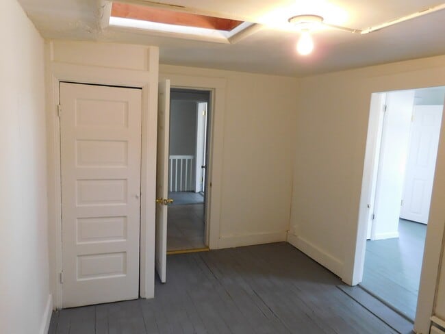 Building Photo - 145 King George St