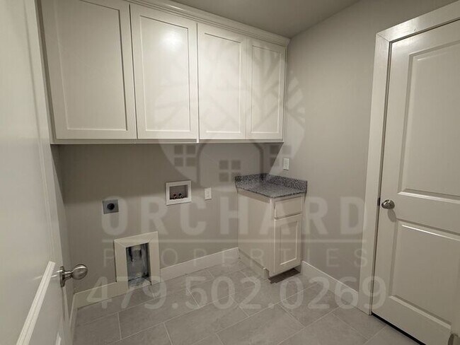 Building Photo - Single-Family Home- 2 Bed/2 Bath w/Hobby R...