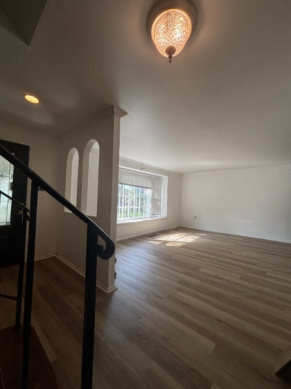 Building Photo - 1621 Debra Dr