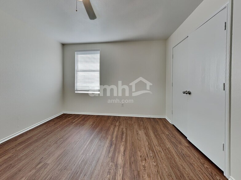 Building Photo - 2804 Lake Vista Dr