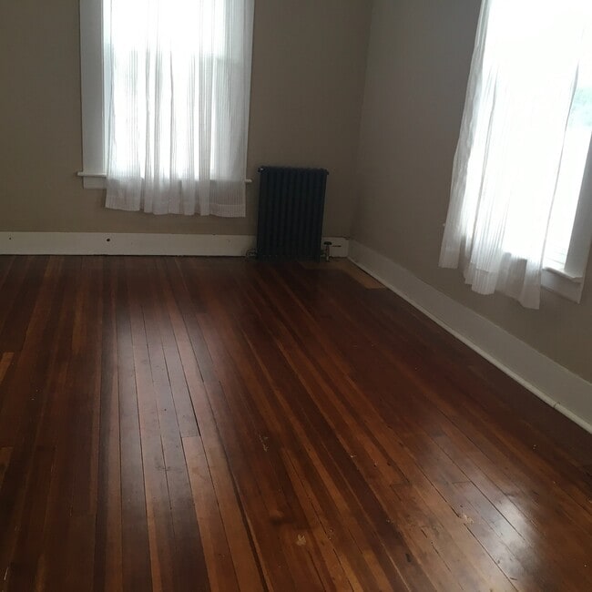 Building Photo - Spacious 3 Bedroom Single-family in Berlin!