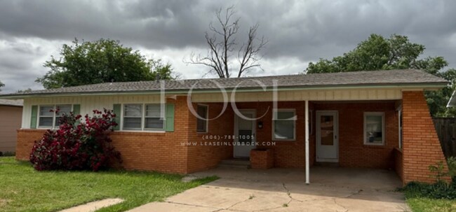 Building Photo - Large 3/2 with 2 living areas