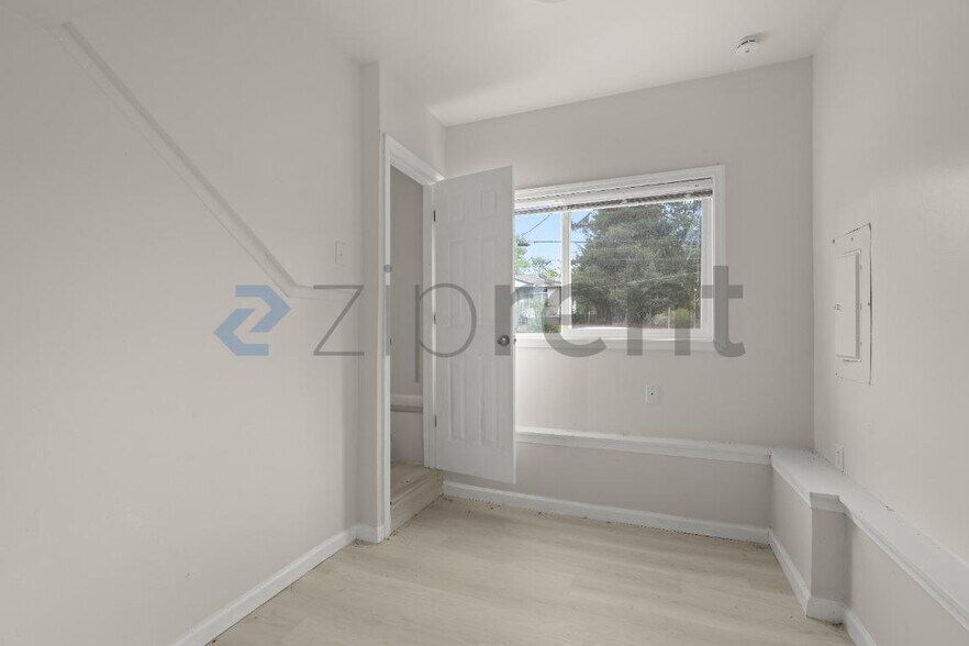 Building Photo - Unit