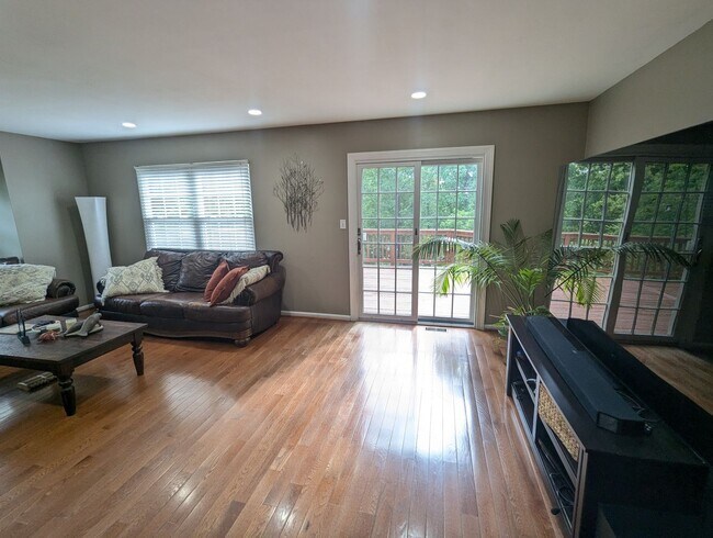 Building Photo - Beautiful 3 level END UNIT townhouse that ...