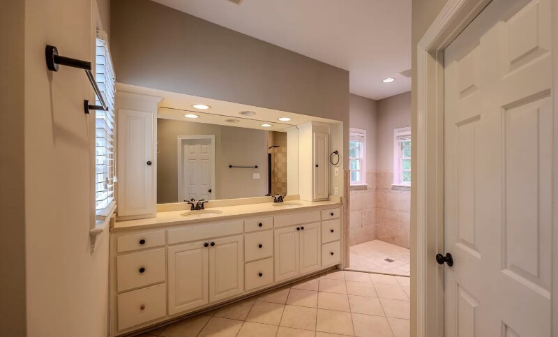 Building Photo - 301 Red Fox Run Dr