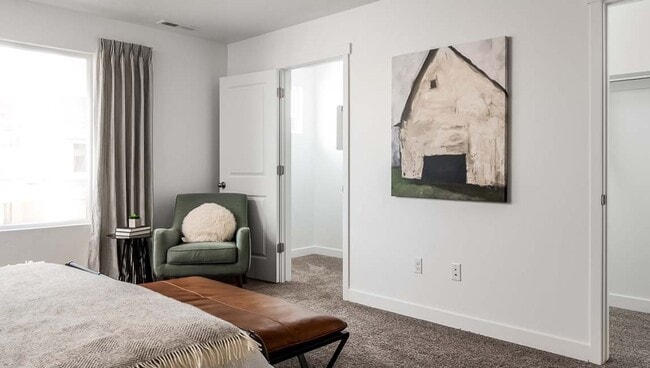 Building Photo - Newer Somersett Court Townhome!!