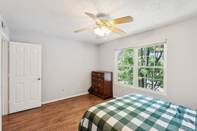 Building Photo - Set in the charming Hunters Square communi...