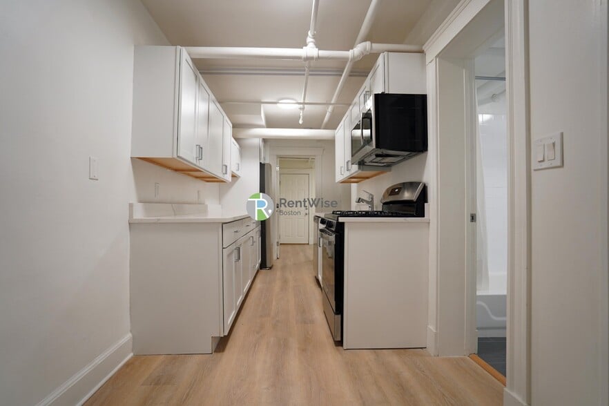 Building Photo - 6 Camelot Ct