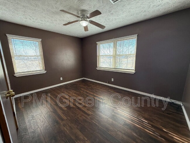 Building Photo - 241 Suburban Ln