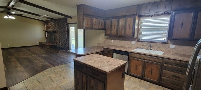 Building Photo - LARGE 3 BEDROOM HOME IN NORTHEAST CLOVIS