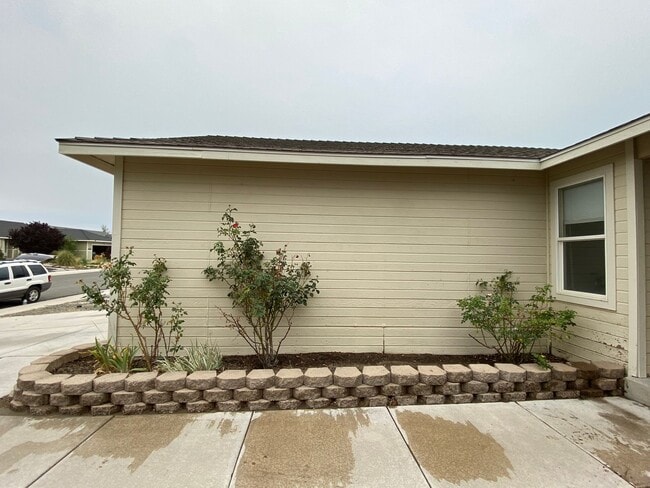 Building Photo - Charming 3 Bedroom