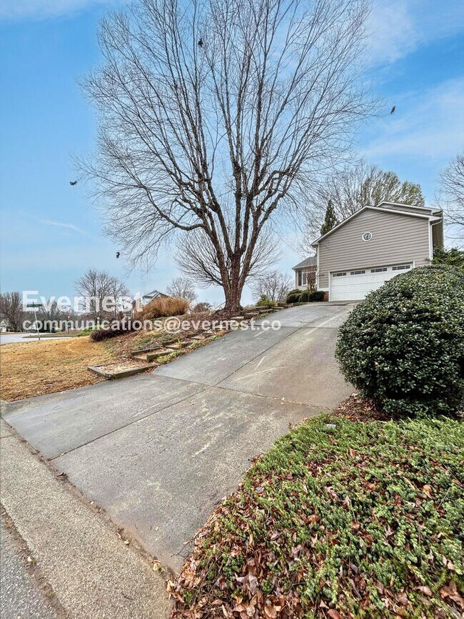 Building Photo - 3501 Shaker Dr