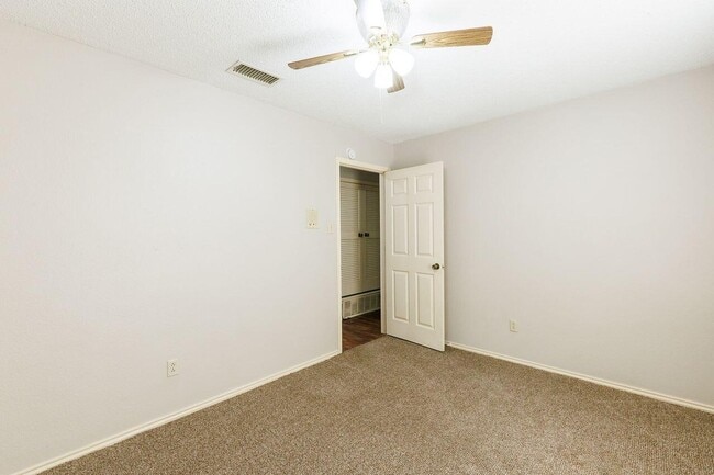 Building Photo - 6411 York Dr
