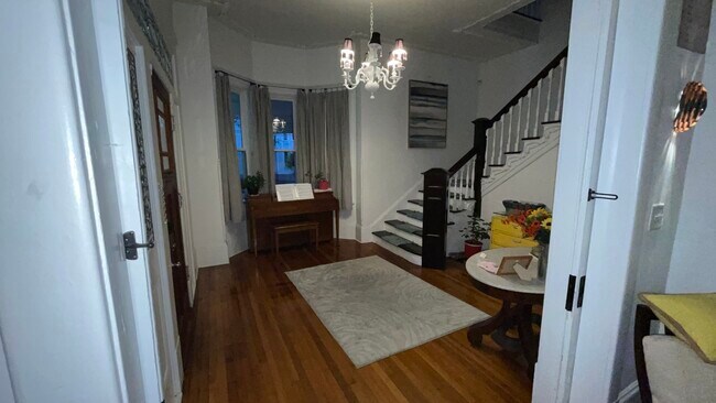 ENTRYWAY - 120 W 37th St