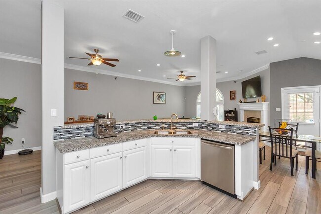 Building Photo - 1303 Raintree Cir