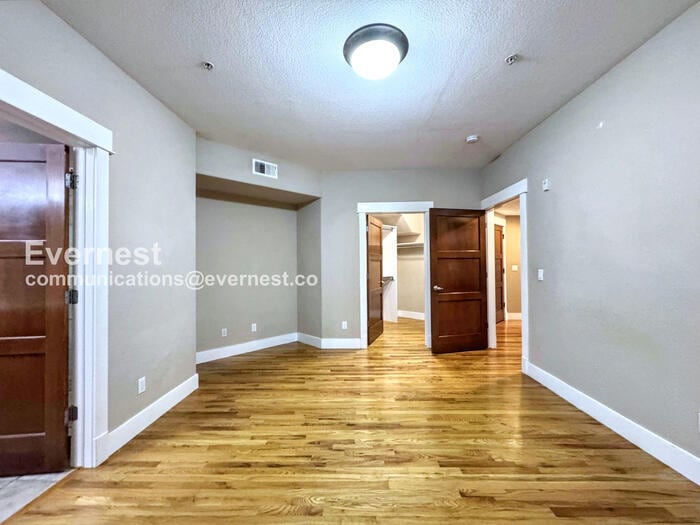 Building Photo - 1080 E 13th Ave