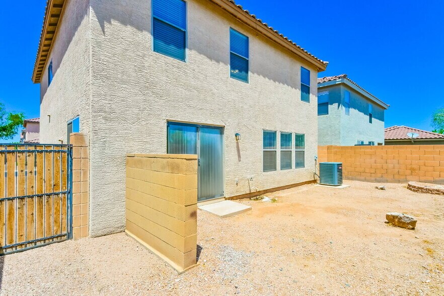 Building Photo - 2236 E Spruce Dr