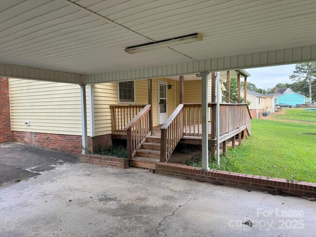 Building Photo - 578 Wren Rd