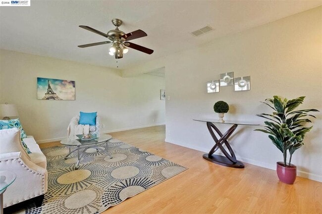 Building Photo - $2,890 / 3 BR - GORGEOUS TOWN HOME IN NORTHGATE AREA OF FREMONT!