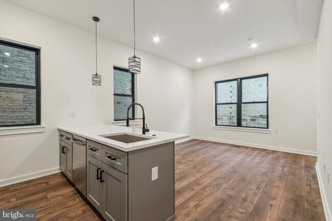 Building Photo - 6211 Woodbine Ave