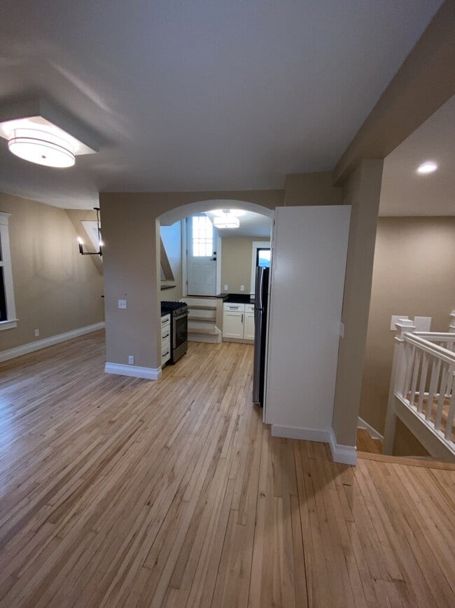 Building Photo - *Beautifully remodeled Historic 2 bed plus den Penthouse In Desirable Lowry Hill - Near Chain Of ...