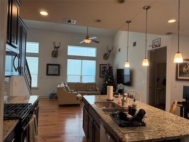 Building Photo - 7206 Tybalt St