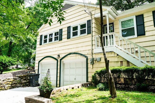 Building Photo - 3622 Hillvale Cir
