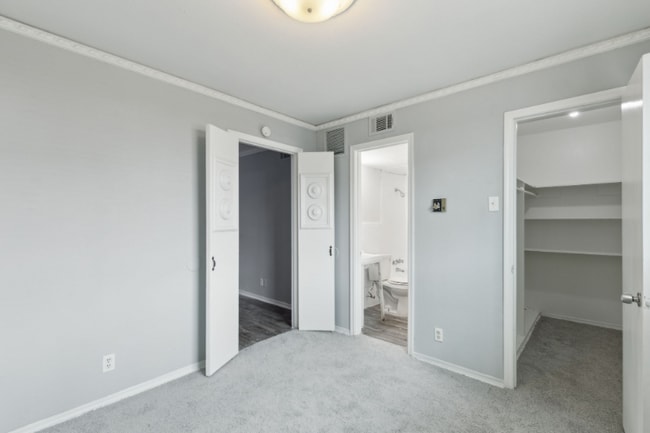 Building Photo - 409 E 9th St