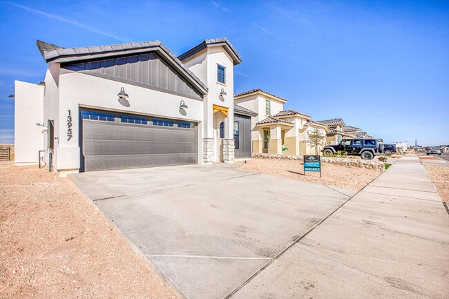 Building Photo - Beautiful East side House 4 bed-2.5 baths, part of The  Club that includes Swimming Pool, Gym, Te...